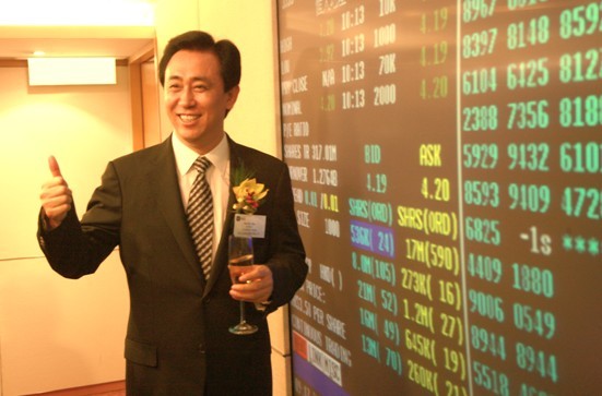 2009年11月5日恒大正式登陆港交所,许家印在现场端着香槟杯庆祝&nbsp