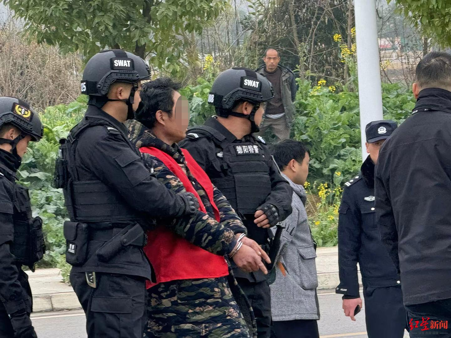 警方悬赏通缉嫌疑人李小龙落网特警押解指认现场邻居称其用石头砸伤