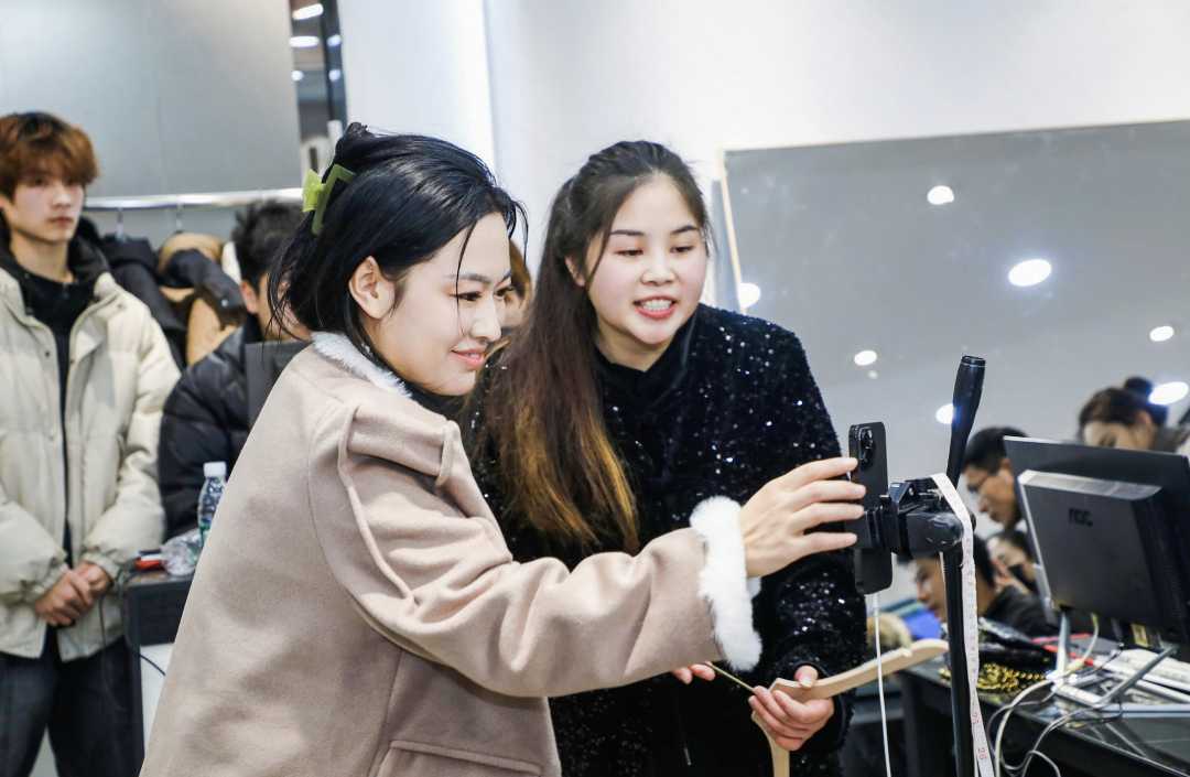 快手直播带货达人李福佳熟练地讲解服装工艺细节.