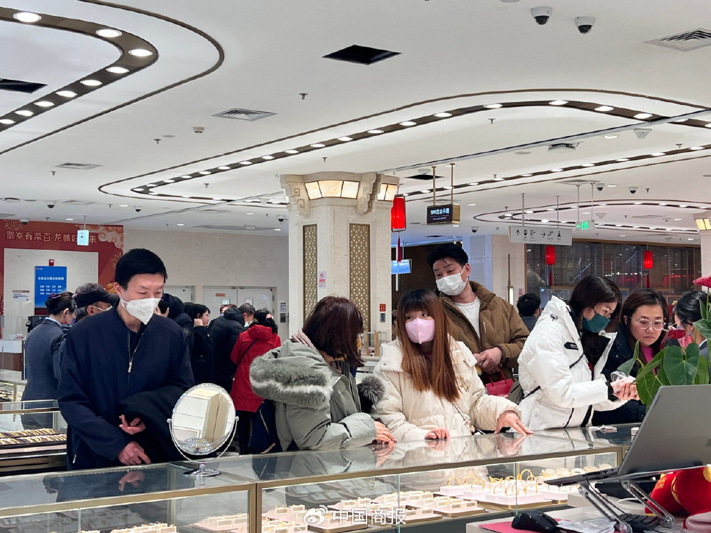 图为消费者在北京菜百购买黄金饰品。（中国商报记者 彭婷婷/摄）