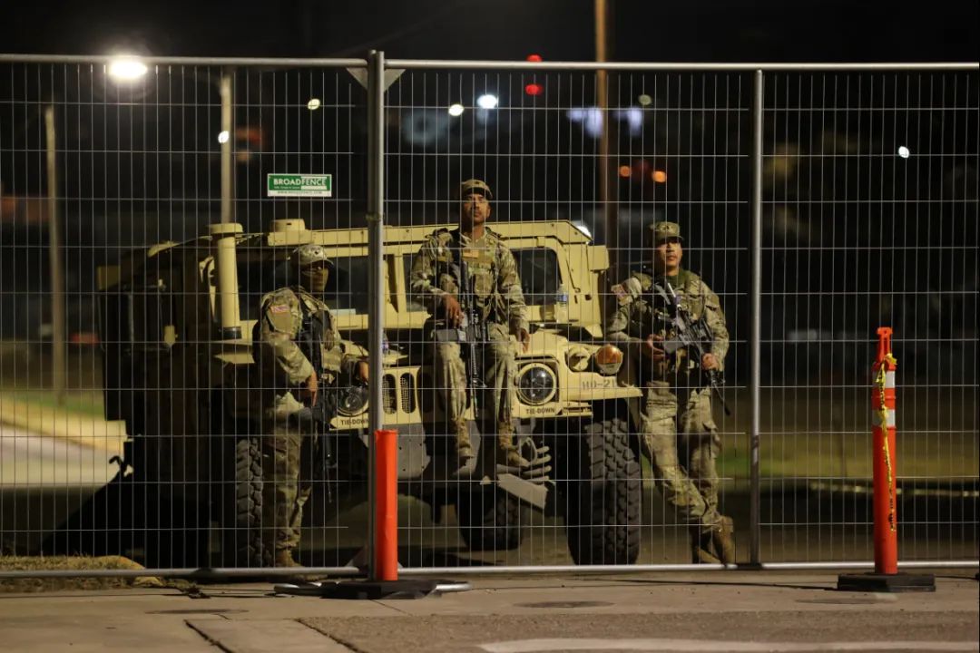 1月26日,美国得克萨斯州伊格尔帕斯,得州国民警卫队士兵在谢尔比公园