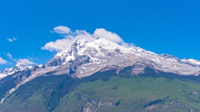哈巴雪山一登山者滑坠遇难,是否禁攀尚待通告