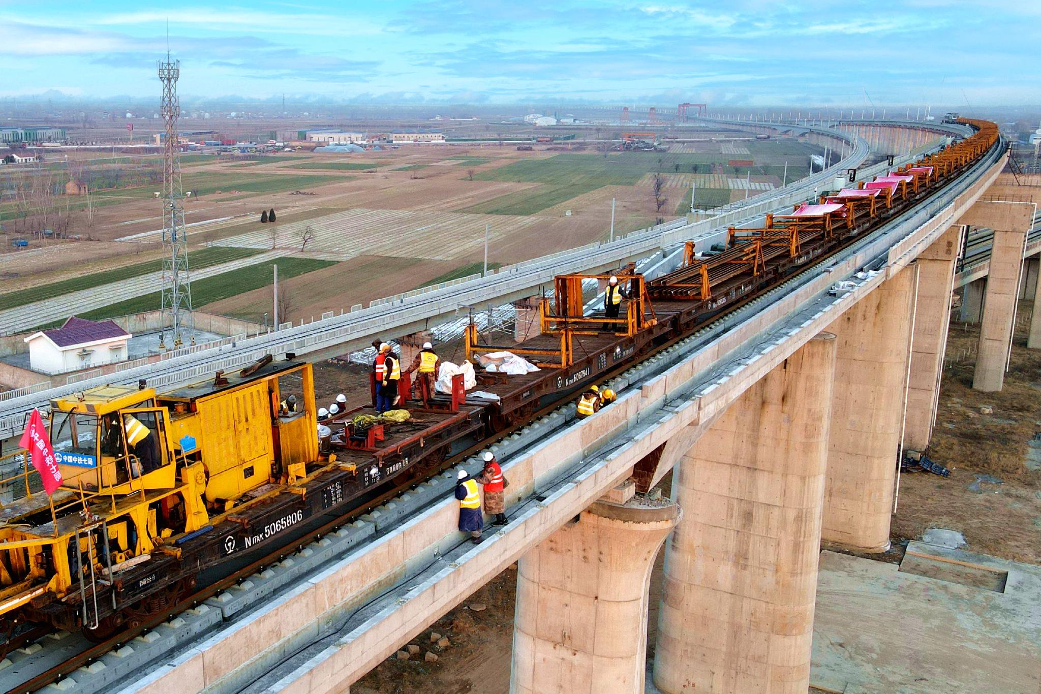 菏兰铁路全线铺轨完成