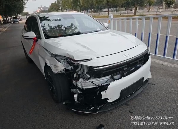 惨烈吉利银河l6新车突然加速连撞两车后冲向马路