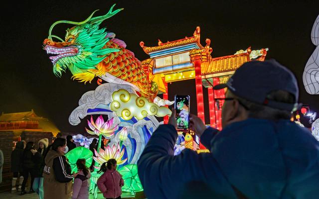 1月29日,河北正定,游客登上古城墙欣赏花灯. 新京报记者 王远征 摄