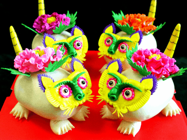 黄陵手艺人制作的“二龙戏珠”“灵狮猛虎”面花。孟军摄