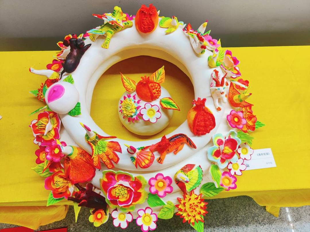 "面花",民间称之为"花馍",是陕西人过年餐桌上的一道"重头戏",每至年