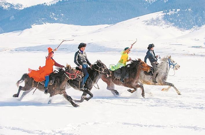 昭苏县群众在雪地策马奔腾