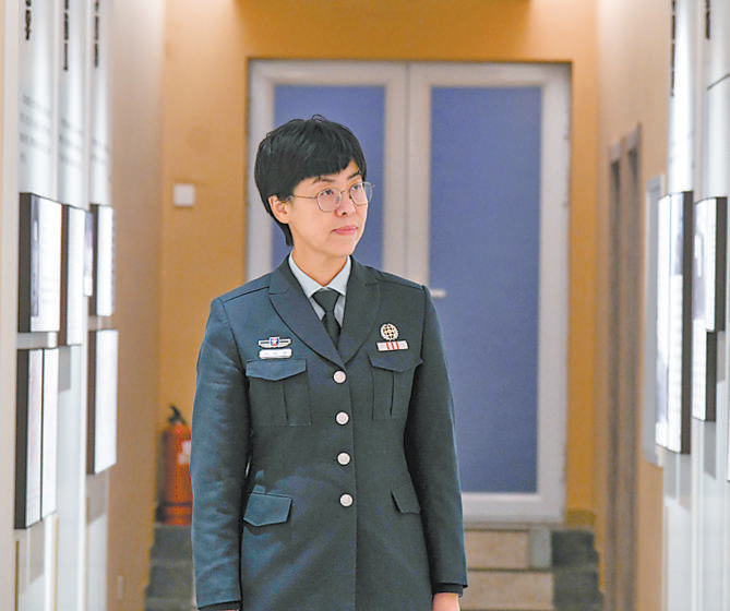 绽放在强军路上的"孔雀蓝"——记军事科学院文职人员白晓颖_新浪财经