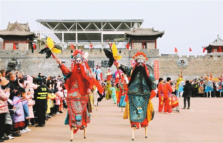 踩高跷表演 受访单位供图