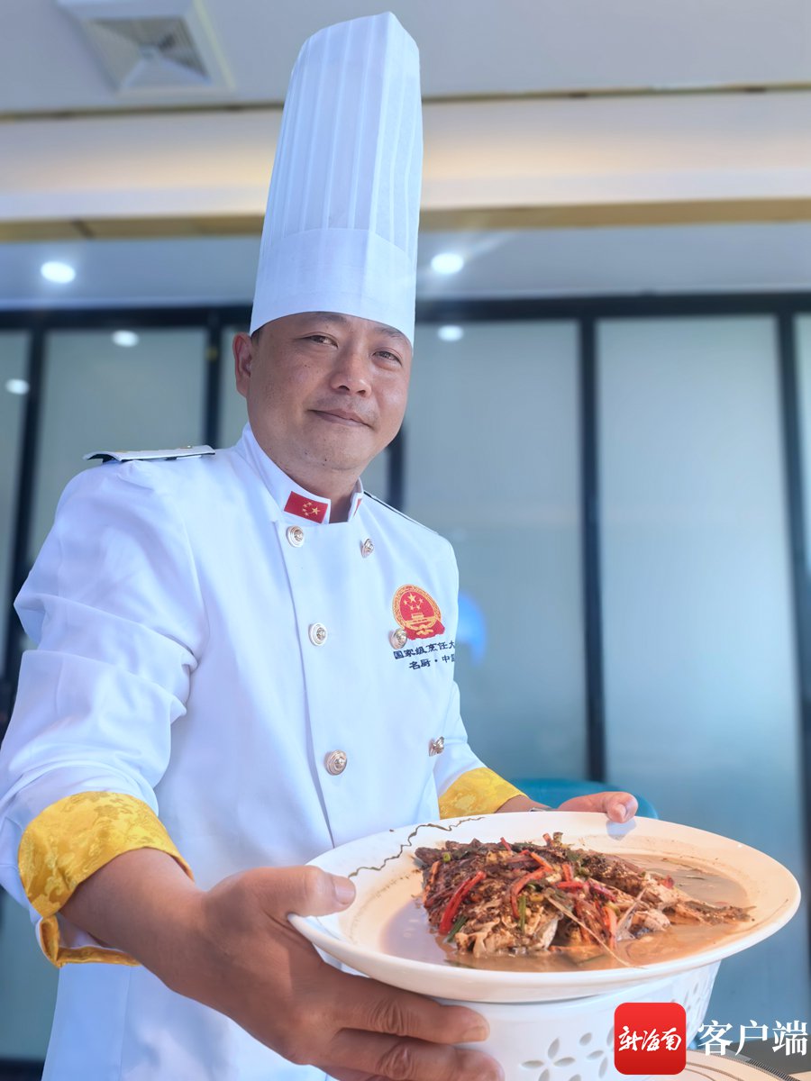 三亚国宴名厨,三亚林姐香味海鲜总厨陈德杰将扁豆酱焖鱼端上餐桌.