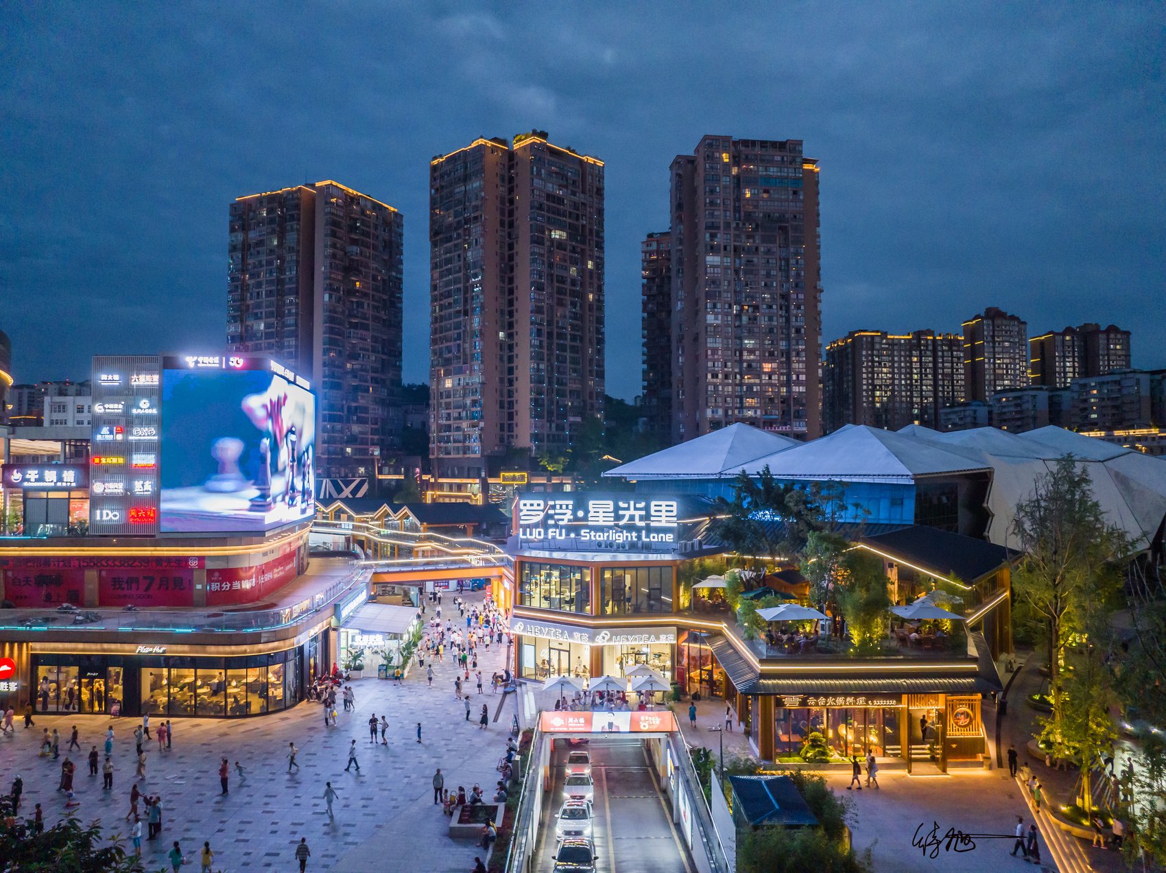 待旭 摄影罗浮广场外围一侧,当地投资2000万元打造的"星光里",是达州