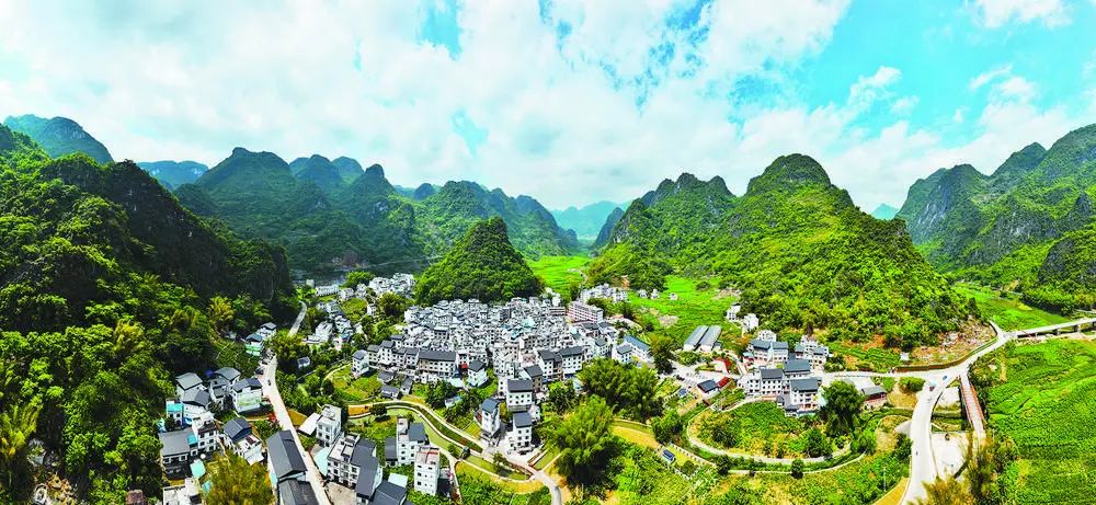 农村风貌改造后的凌云县下甲镇彩架村村貌.□本报记者 覃蔚峰 摄