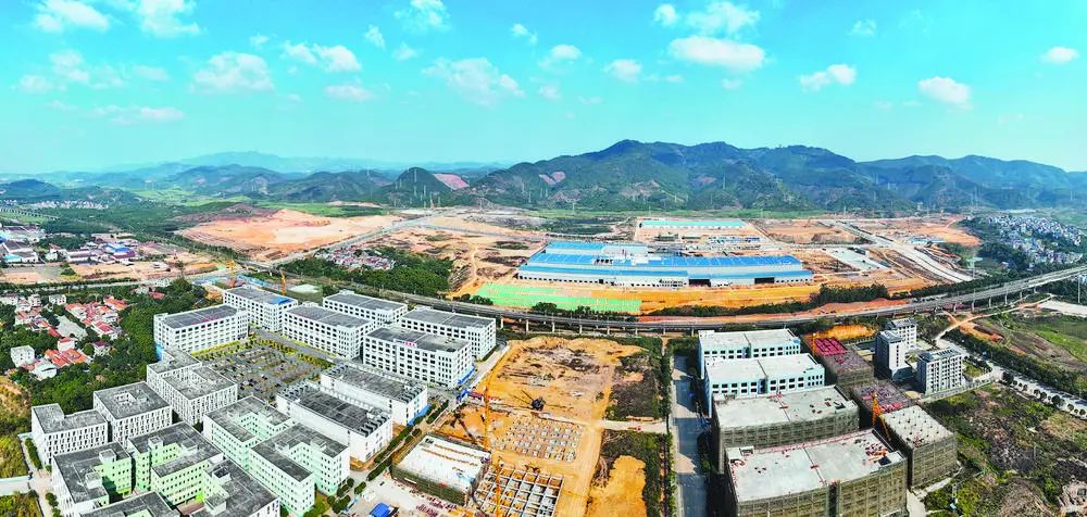 建设中的百东新区战略性新兴产业园.□覃蔚峰 摄