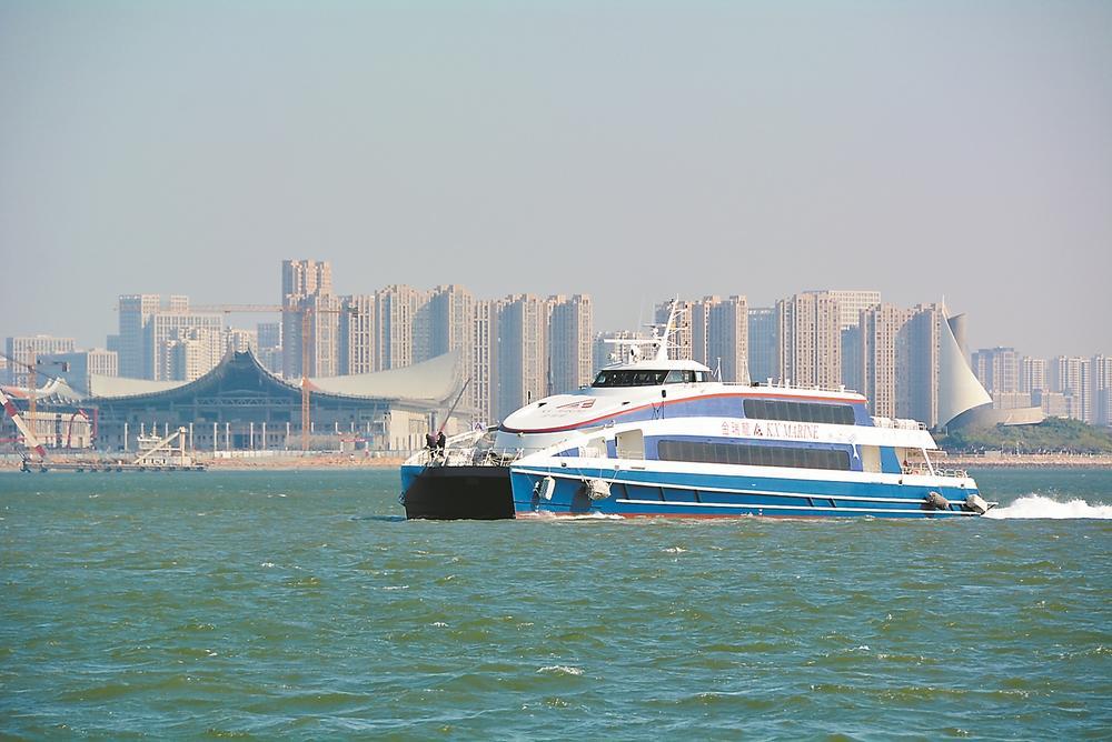 图为由金门出发的"金瑞龙"客轮驶入厦门五通客运码头水域.
