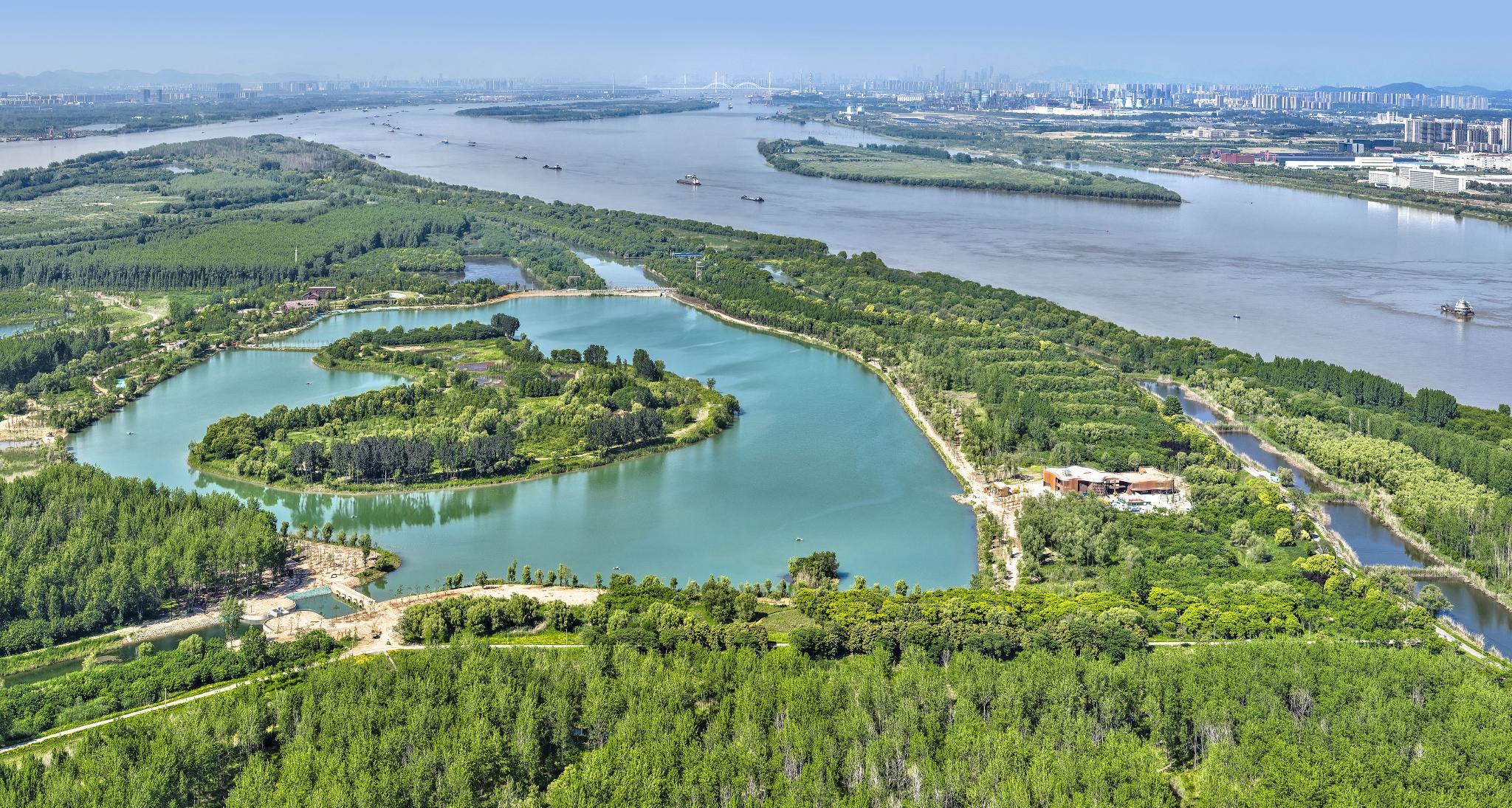 "生态移民"以来,精心修复和保护后的新济洲一派原生态的湿地景观.