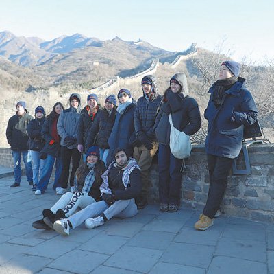 1月7日,弗吉尼亚大学代表团成员在八达岭长城合影留念.