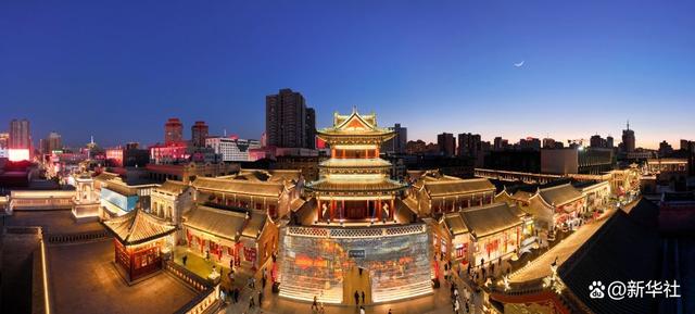 图为山西太原钟楼步行街夜景.新华社发