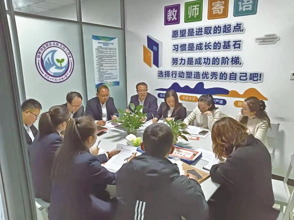 近日,邯郸市职教中心举行邯郸市张丽芬名班主任工作室授牌,揭牌仪式.