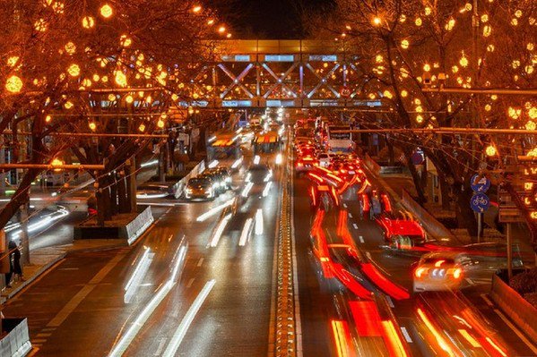 图为:春运夜晚北京街头场景