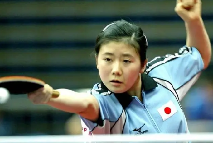 福原爱在打乒乓球。图源：新华社