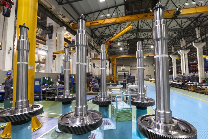 工人们正在中车戚墅堰机车车辆工艺研究所有限公司生产(1月3日摄 ).