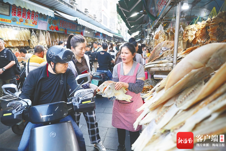 1月20日,市民在海口市博爱南路东门市场选购鱼干.记者 邱肖帅 摄