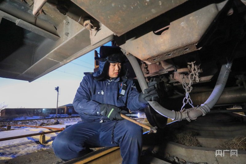 【新春走基层】“00后”中欧班列“鉴定官”：春运期间 24小时检查近350辆货物列车
