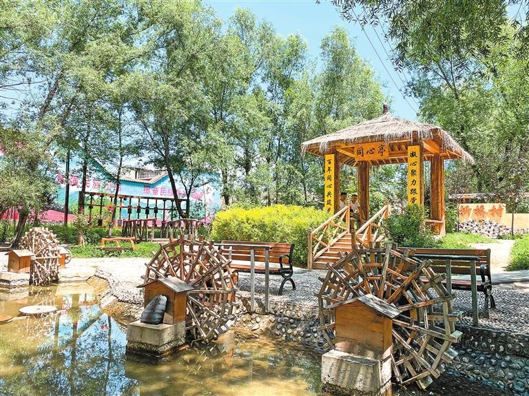 夏日的临夏市折桥镇折桥村景色怡人.