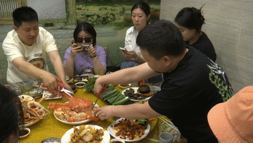 游客在珲春品尝帝王蟹大餐