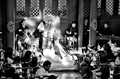 资料照片评书名家连丽如在湖广会馆表演评书《列国》.