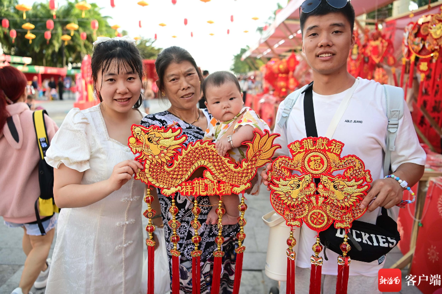 市民、游客在2024三亚年货节现场挑选年货。记者 沙晓峰摄