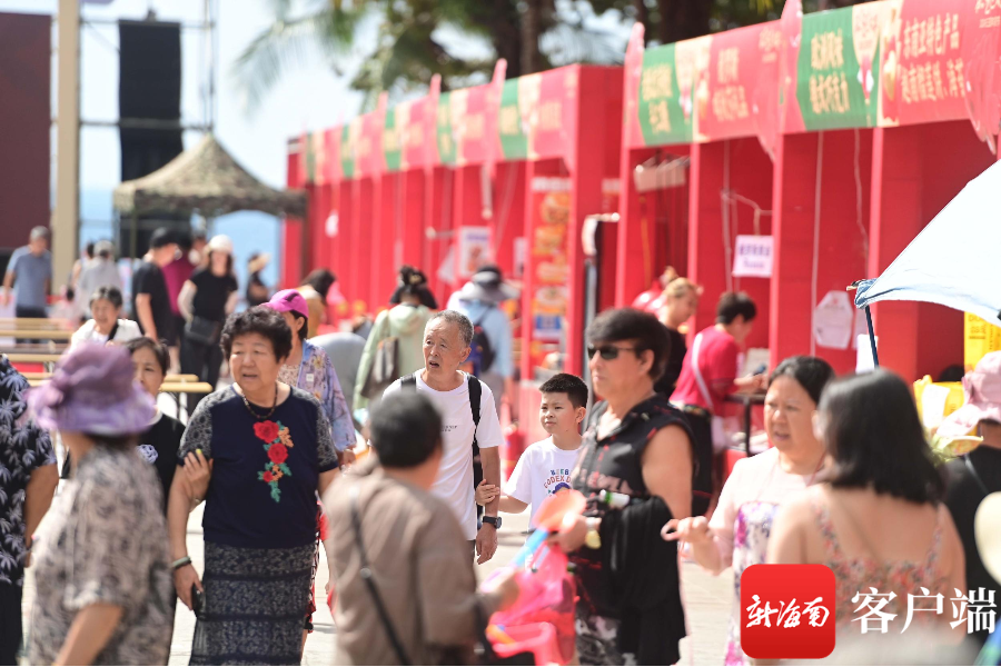 　　1月31日，“在三亚 过大年”2024三亚年货节大东海主会场活动火热进行，市民、游客穿短袖逛三亚年货大集。记者沙晓峰 摄