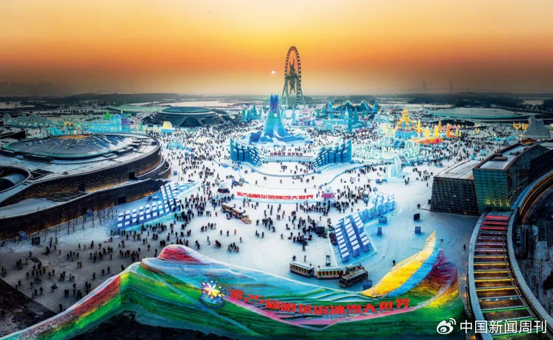 游客在哈尔滨冰雪大世界园区。图/视觉中国