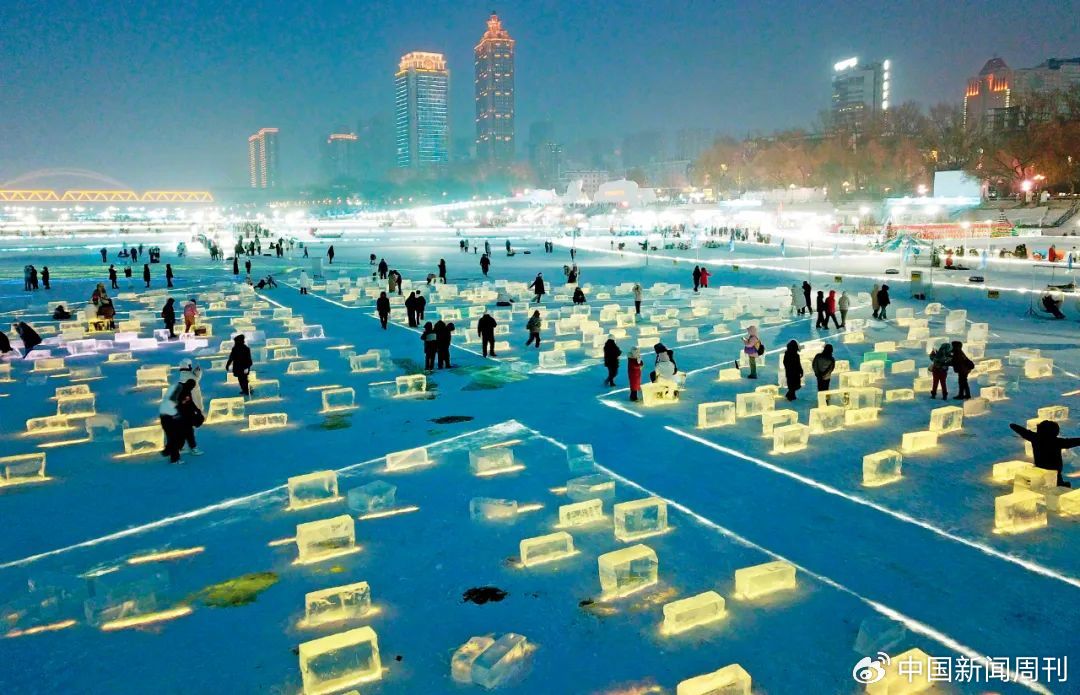 1月3日，哈尔滨松花江冰雪嘉年华景区江面上，由冰块和灯光组合成的开放式“冰光秀场”吸引游客前来游玩、拍照。图/新华