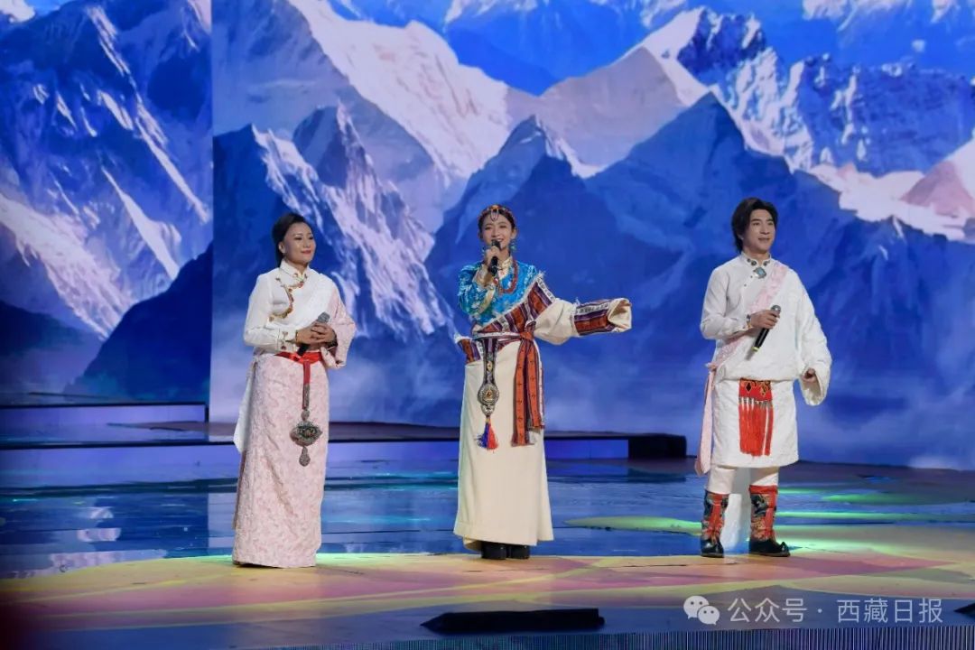 新牧人组合与拉丹珠演唱歌曲《珠穆朗玛》.曲英措演唱歌曲《格桑花》.
