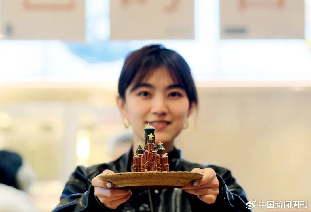1月12日，哈尔滨市索菲亚教堂旁一家甜品店推出的索菲亚教堂同款造型的蛋糕。图/视觉中国