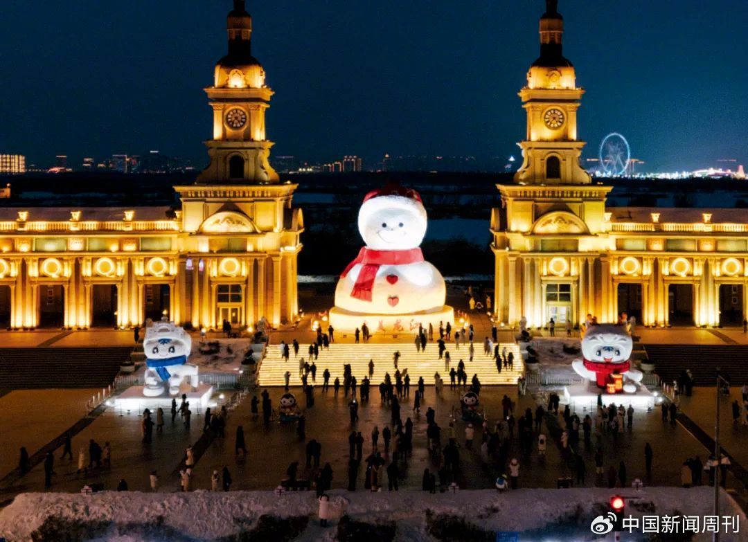 哈尔滨音乐公园广场的网红大雪人。图/视觉中国