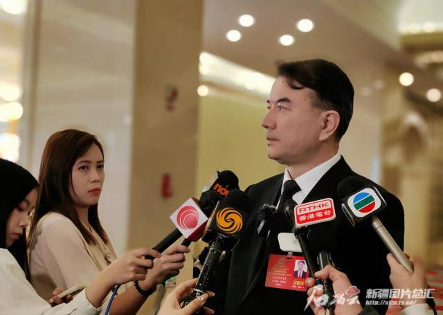 新疆人大代表,乌鲁木齐市市长牙合甫·排都拉接受中外媒体记者采访.