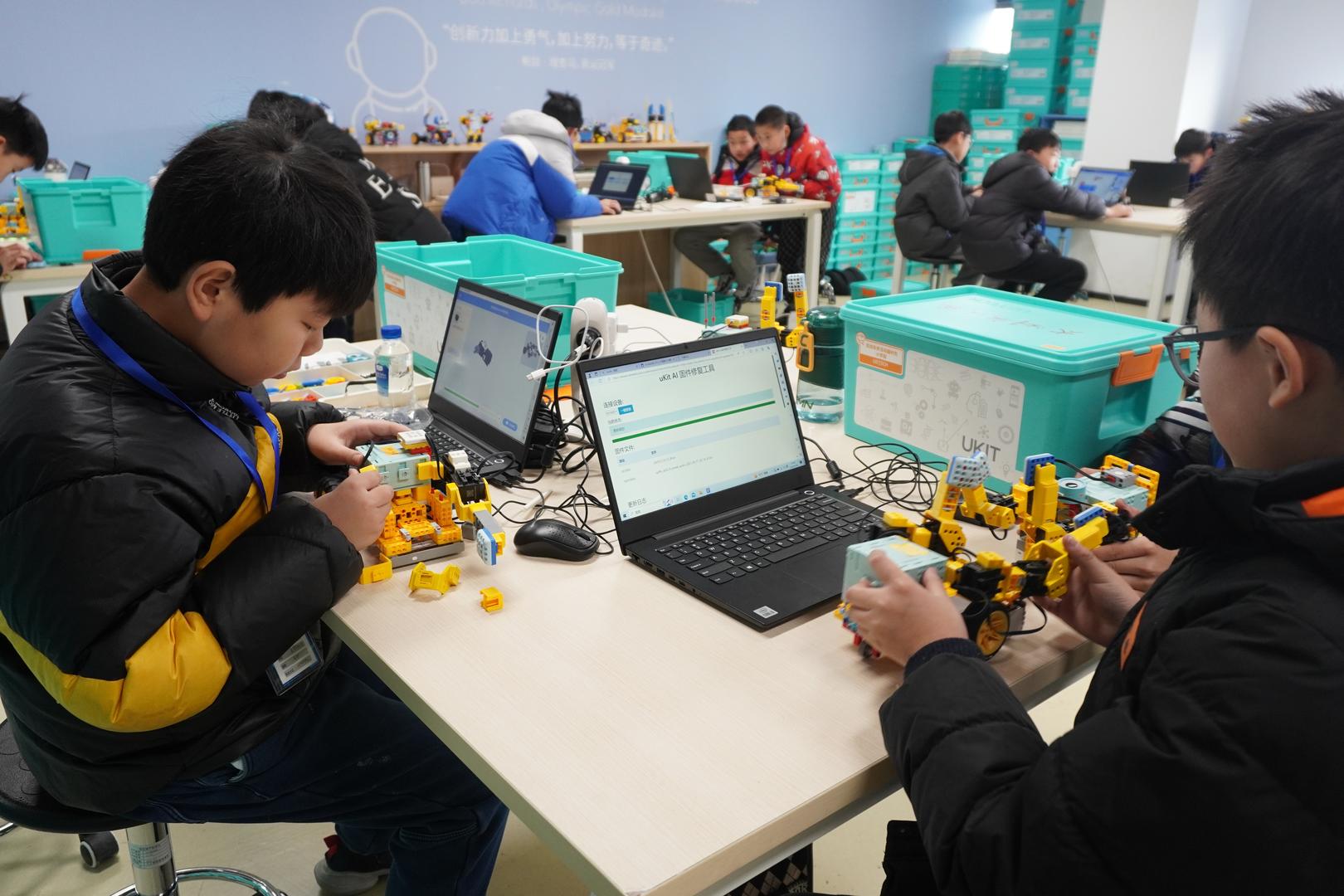 2月1日,江苏无锡,孩子们在接受人工智能教育 图据视觉中国