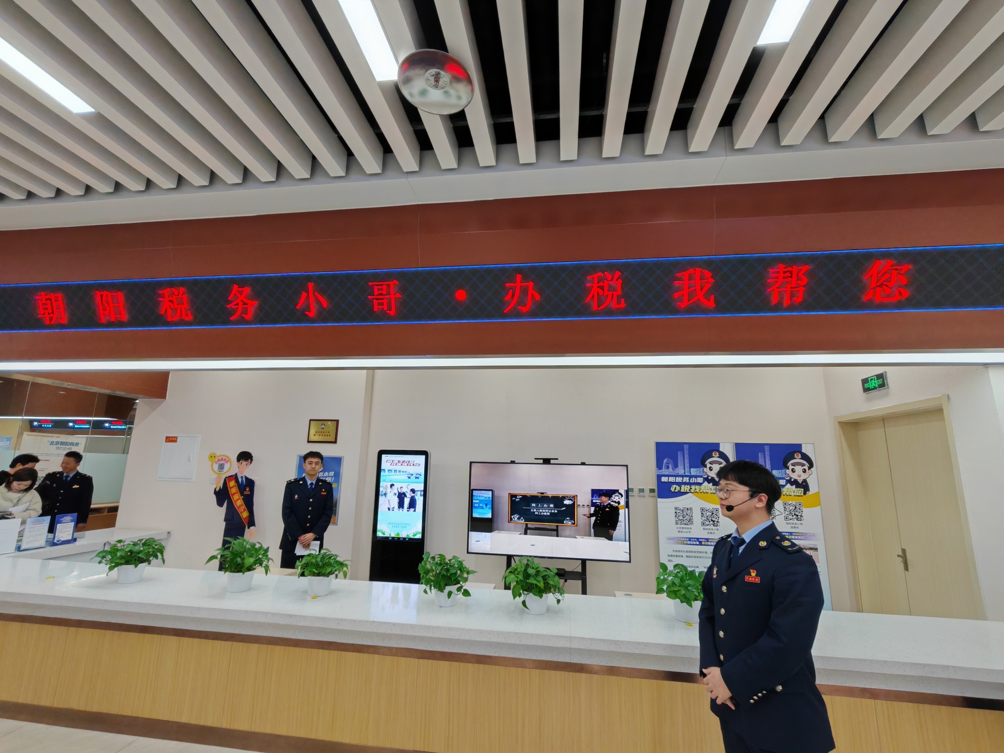 新春走基层丨走进税收一线 看“税务小哥”如何让税务服务更有“温度”