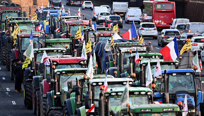 拖拉机车队开到欧洲议会大楼外,欧盟农民为何愤怒?