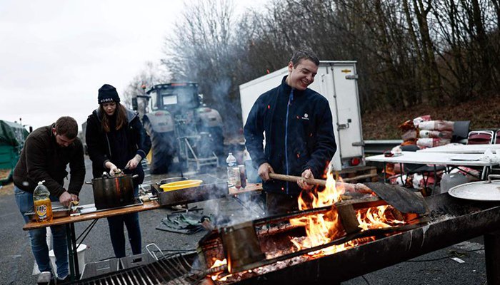 拖拉机车队开到欧洲议会大楼外,欧盟农民为何愤怒?