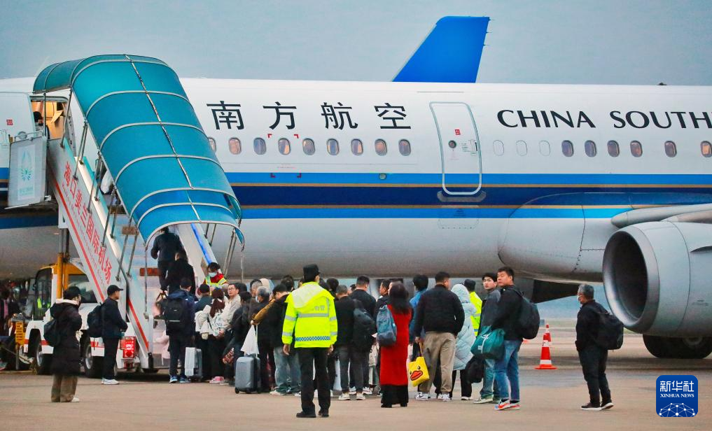 1月26日,旅客在海口美兰国际机场登机.新华社发(纪巧珠摄)