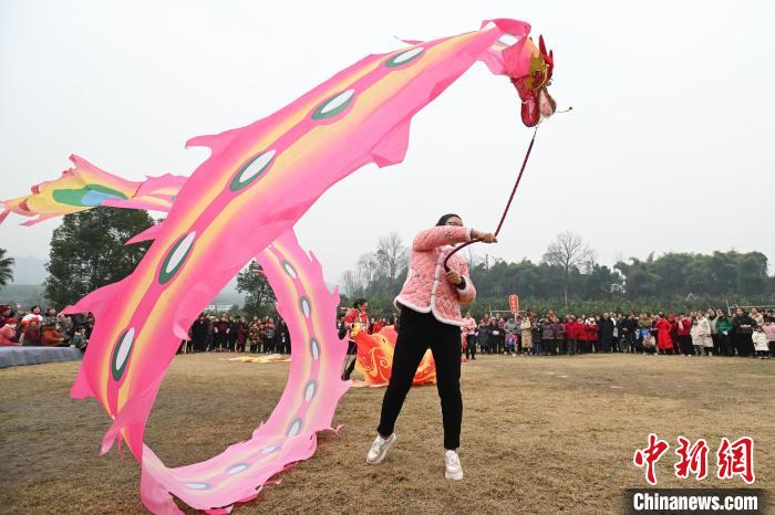 （新春走基层）看演出、逛大集 重庆万州乡村年味别样浓