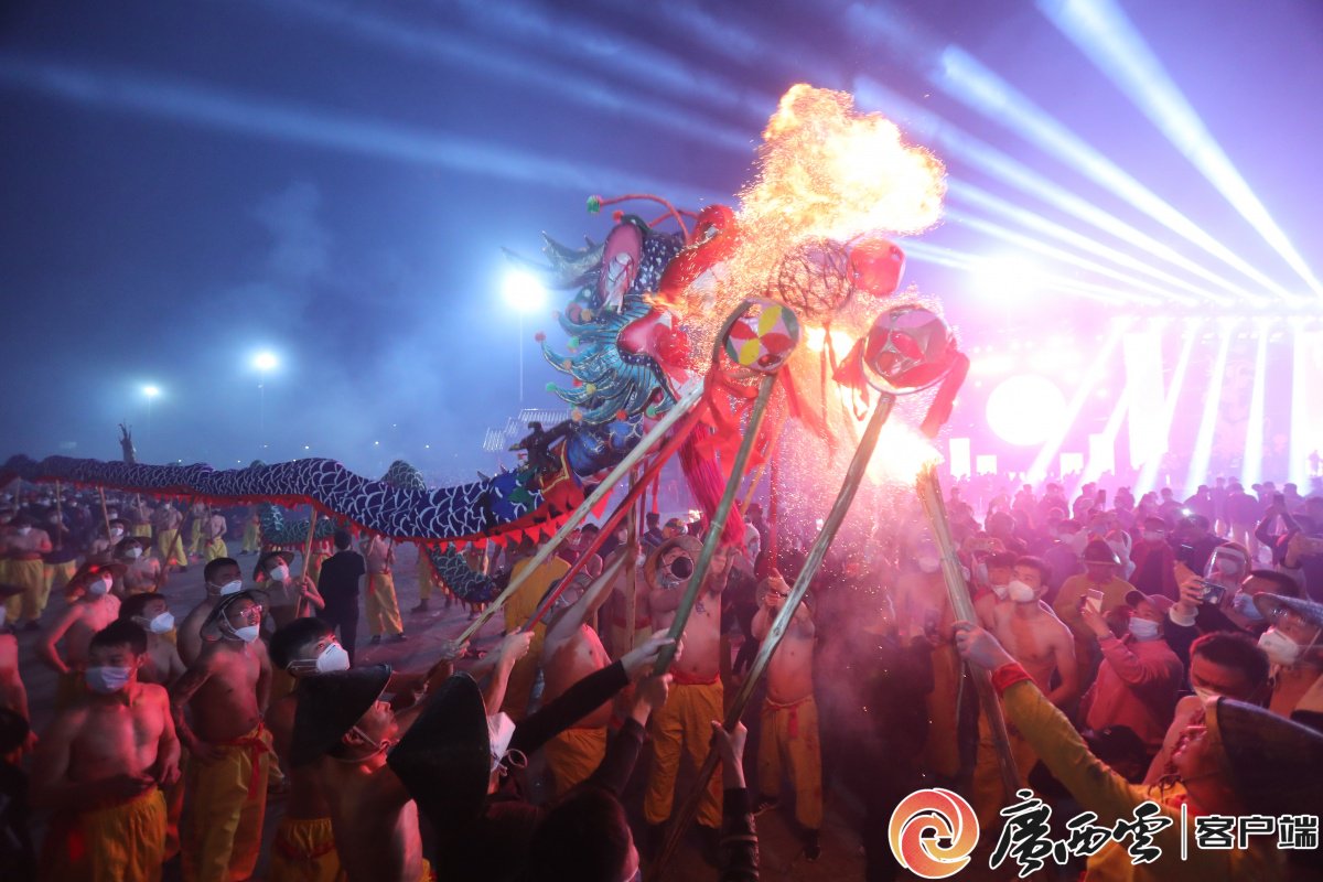 徐天保 摄1月28日,南宁市宾阳县在"宾阳县2024年炮龙节百龙舞宾州活动