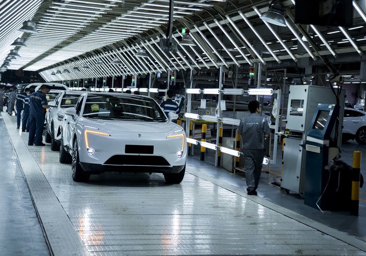 6969在重庆市长安汽车生产基地车间内,新能源汽车阿维塔生产下线.