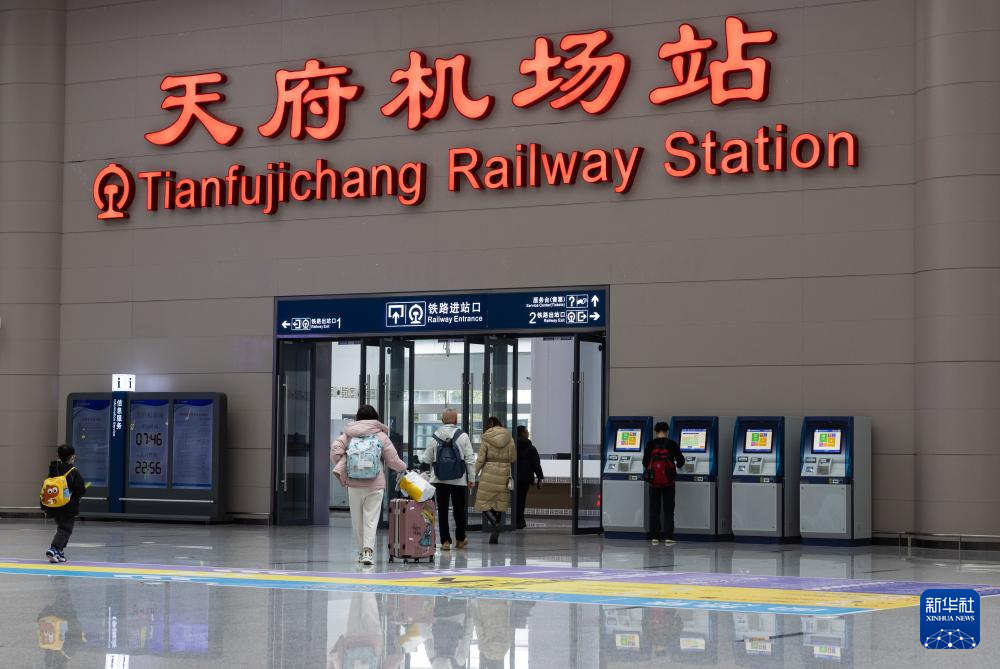 1月26日,旅客走进天府机场综合交通换乘中心(gtc)天府机场高铁站.
