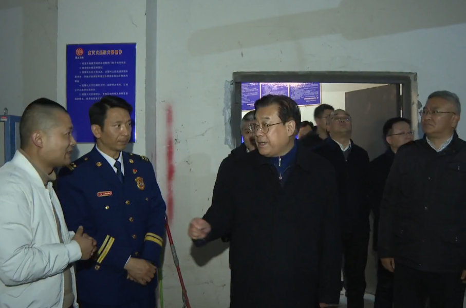 1月30日,马鞍山市市委书记袁方以"四不两直"方式,深入人员密集场所