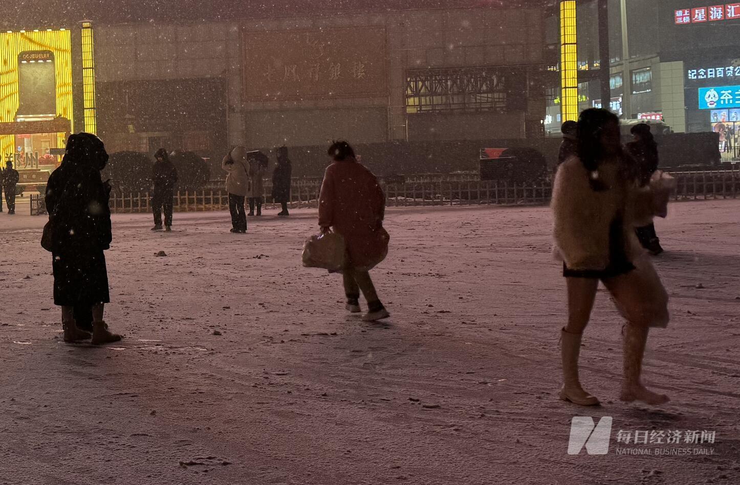 1月31日晚间,二七广场上的积雪 图片来源:每经记者 王佳飞 摄
